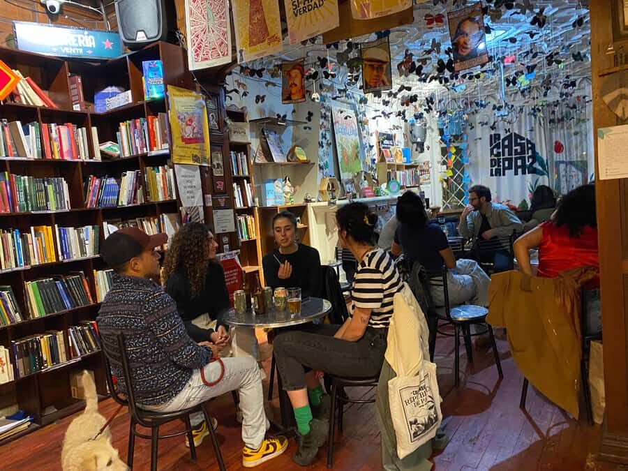 Anti-tour Bogotá - La Trocha Casa de la Paz: viche, crafts, and ex-FARC peace builders