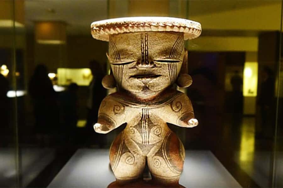 Bogota: Gold Museum and Monserrate Private Half-Day Tour - Entering the Bogotá Gold Museum: explanations you can follow