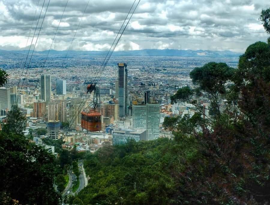 Bogotá: Grand City Tour with Monserrate, Usaquén and Lunch - La Candelaria: cobblestone streets, museum stops, and Chorro de Quevedo
