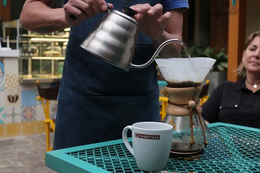 Bogotá: Guided La Candelaria Walking Tour - Food stops: fruits, coffee, and sometimes coca tea