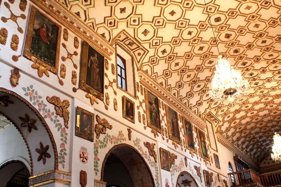 Bogota: La Candelaria Highlights Walking Tour - Meeting at Café Pasaje and Finding the Thread at Plazoleta del Rosario