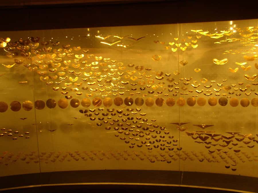 Bogotá: Private Candelaria Walking Tour and Gold Museum - Plaza de Bolívar: seeing power and planning your next steps