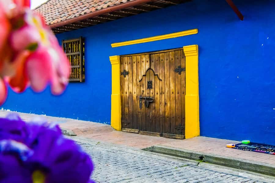Bogotá: Private Candelaria Walking Tour with Gold Museum - La Candelaria on foot with an English guide: the city at human speed