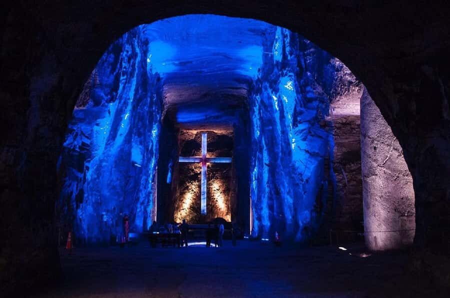 Bogotá: Salt Cathedral & Lake Guatavitá Tour with Lunch - Entering the Salt Cathedral of Zipaquirá: Salt, Light, and Roswell Garavito Pearl