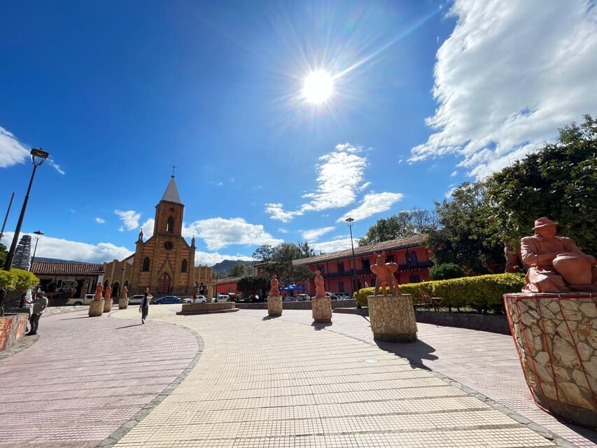 BOGOTA: Tour of Villa de Leyva, Ráquira, Pozos Azules, and Puente de Boyacá - Ráquira: ceramic streets, colorful crafts, and souvenir hunting