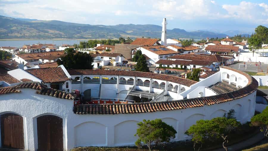 Bogota: Zipaquira, Salt Cathedral & Lake Guatavitá Tour - The nearby village stop: a small ending with a local feel