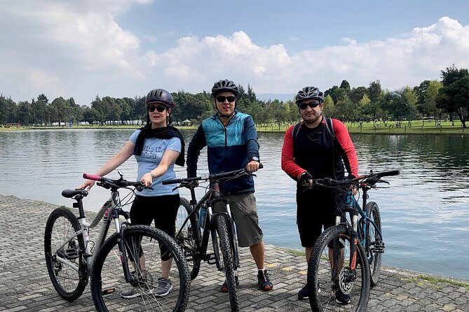 Cycling tour in Simon Bolivar Park and Virgilio Barco Library - Stop 1: Parque Metropolitano Simón Bolívar lake, docks, and bike paths
