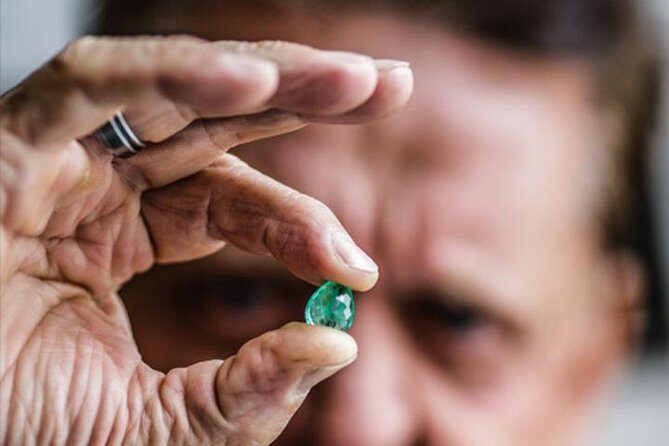 Exclusive Emerald Tour in Bogota - Barrio La Candelaria: Emerald Shops, Walking, and Local Talk