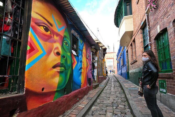FANTASTIC CITY TOUR + MONSERRATE + MUSEUM GOLD/BOTERO 6Hrs - Stop 4: Plaza de Bolívar and Major Landmarks in One Historical Walk