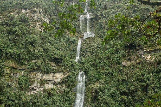 Hike to Colombia's Tallest Waterfall: La Chorrera & El Chiflón - Stop 1: El Chiflón waterfall, the turquoise pools, and the behind-the-water moment