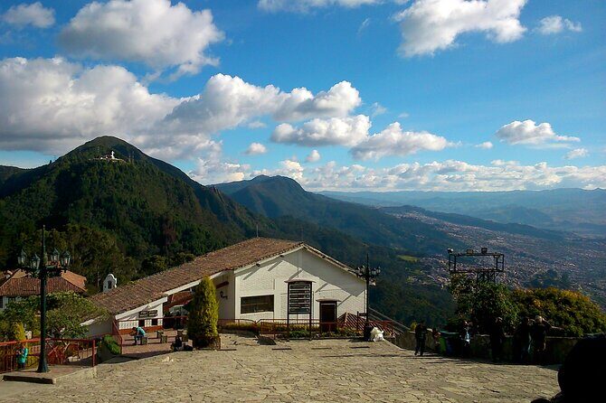 Jueves de Noche Colombiana - The ride down to La Candelaria: included transport, then you’re set
