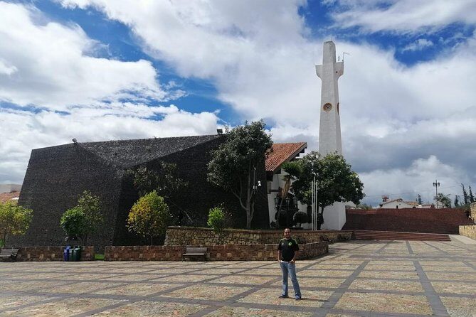 Route of the 7 Treasures of El Dorado - Guatavita and Zipaquirá - Meeting Points in Bogotá: Find the Red Jackets Fast