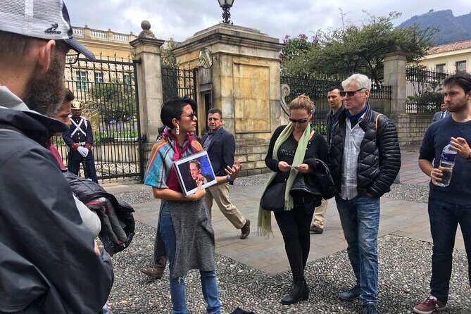 Shared Tour Colombian Conflict: war, drug trafficking and peace - Stop-by-Stop: Santander Park to Teatro Colón
