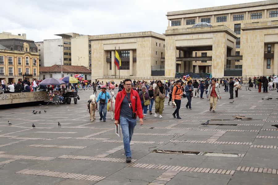 Shared Tour Colombian Conflict War, Drug Trafficking & Peace - Guerrillas and paramilitaries: fighting reasons explained