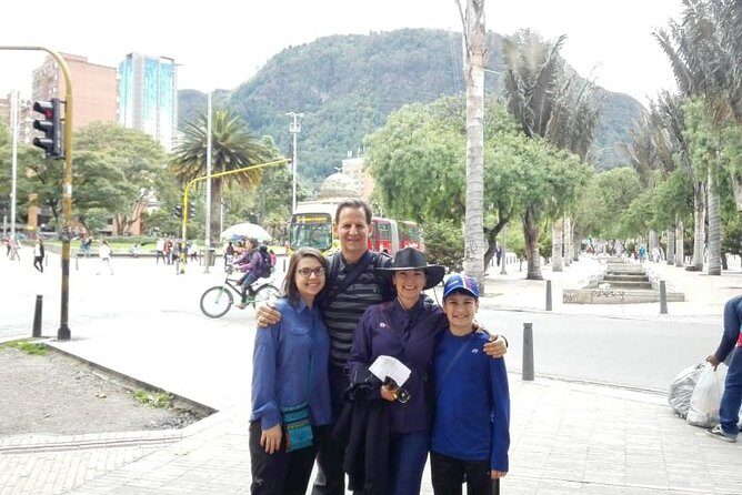 Tour Nocturno de Tejo y Salsa en Bogotá - The people factor: pro guide energy and smooth driving